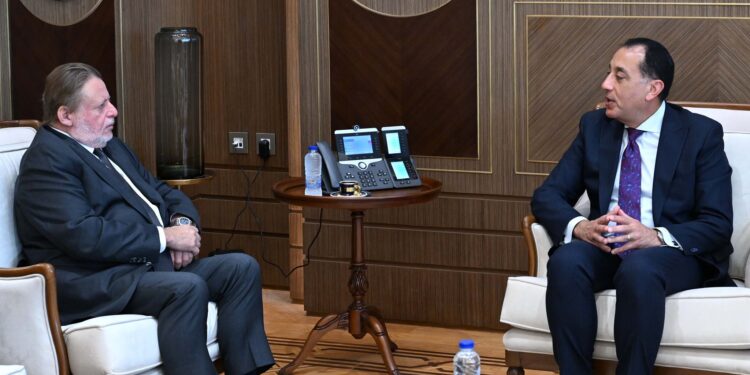 رئيس الوزراء يلتقي محافظ البنك المركزي لمتابعة جهود التنسيق المشترك في عدد من الملفات الاقتصادية