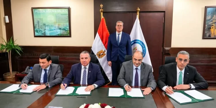 وزير البترول والثروة المعدنية يشهد توقيع عقد تمويل مجمع إنتاج السيليكون المعدني