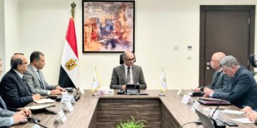 نائب وزير الإسكان يتابع سير العمل  بعدد من الملفات الاستراتيجية لقطاع المرافق