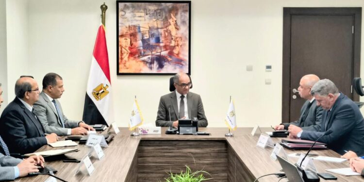 نائب وزير الإسكان يتابع سير العمل  بعدد من الملفات الاستراتيجية لقطاع المرافق