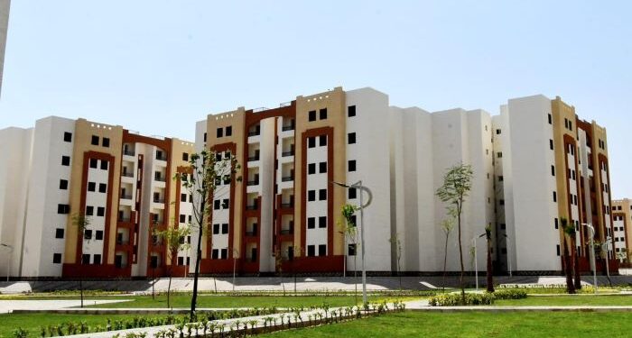 الحكومة تسلم المواطنين عقود وحدات الإسكان اليوم الإثنين.. تفاصيل