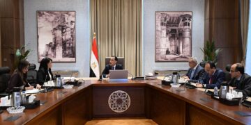 رئيس الوزراء يلتقي وزيرة التخطيط لمتابعة آليات ترجمة مستهدفات “السردية الوطنية للتنمية الشاملة” إلى برنامج تنفيذي