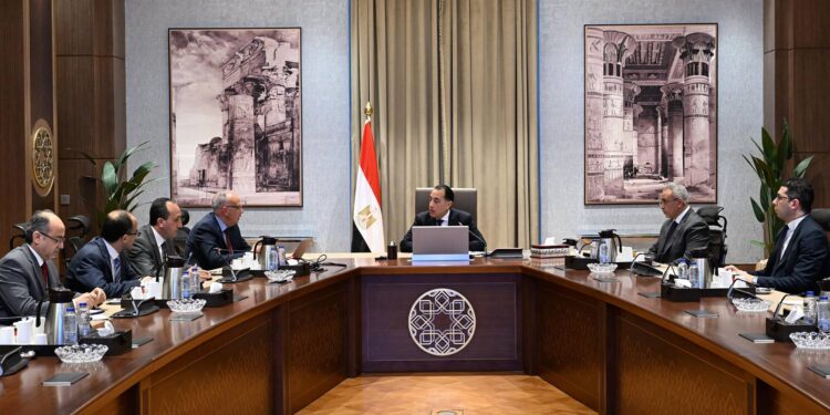 رئيس الوزراء يتابع مع وزير الري عددا من ملفات عمل الوزارة