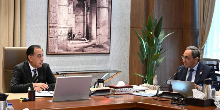 رئيس الوزراء يتابع مع محافظ قنا الموقف التنفيذي لعدد من المشروعات التنموية والخدمية