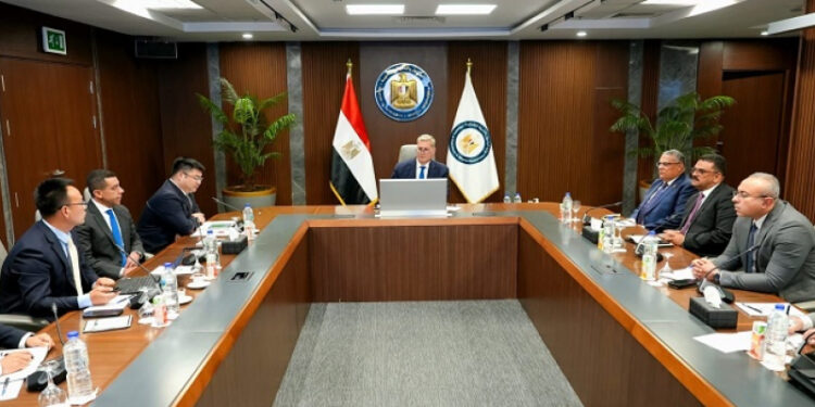 وزير البترول يبحث مع “شينج فا” الصينية آفاق الاستثمار في التعدين والصناعات المصاحبة
