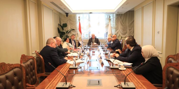 وزير التعليم العالي يبحث سبل تعزيز التعاون مع وفد جامعة إكستر البريطانية