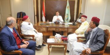 وزير الزراعة يلتقي وفد من عمد ومشايخ مطروح ويوجه بدعم المزارعين بشتلات الزيتون وسلالات الأغنام