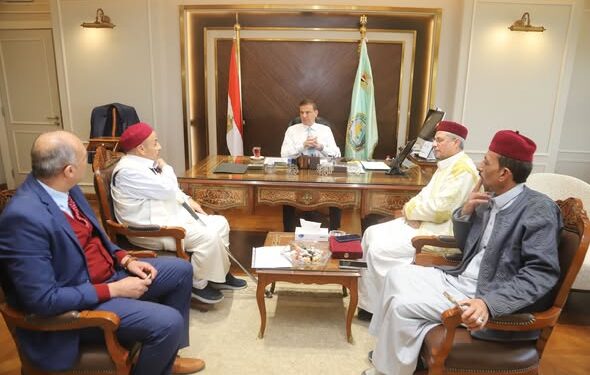 وزير الزراعة يلتقي وفد من عمد ومشايخ مطروح ويوجه بدعم المزارعين بشتلات الزيتون وسلالات الأغنام