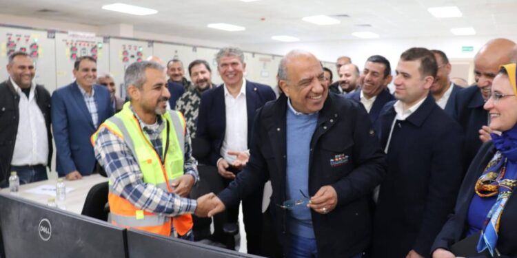 وزير الكهرباء يرافقه محافظ الشرقية يتفقدان محطة محولات الزقازيق جهد 11/66/220/500