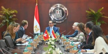 وزير الاستثمار يلتقي السفير السويسري بالقاهرة لبحث سبل تعزيز التعاون الاقتصادي المشترك