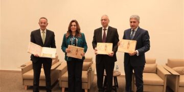 وزير السياحة ووزيرة التنمية المحلية يتسلمان تقرير البصمة الكربونية لحفل الافتتاح الرسمي للمتحف المصري الكبير