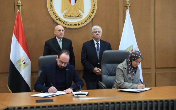 وزير التعليم العالي يوقع اتفاقية تعاون بين بنك المعرفة والمجلس العربي للاختصاصات الصحية