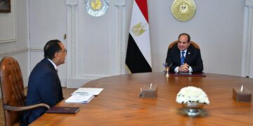 الرئيس السيسي يجتمع مع مدبولي وعدد من الوزراء