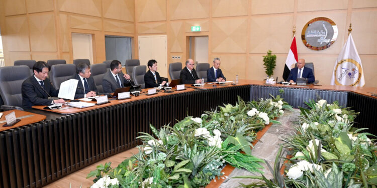 وزير الصناعة يبحث مع شركتي تويوتا إيجيبت لهندسة السيارات وتويوتا تسوشو فرص ضخ الاستثمارات