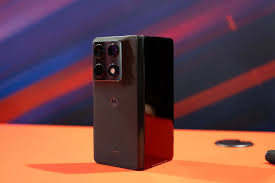 موتورولا تطلق أول هاتف قابل للطي كالكتاب Razr Fold