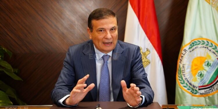 وزير الزراعة يوجه بصرف كامل المقررات السمادية للمحاصيل الشتوية الاستراتيجية