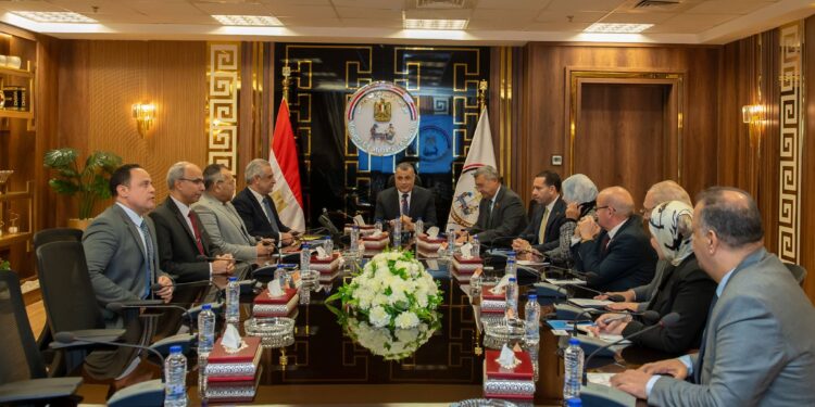 وزير الدولة للإنتاج الحربي يستقبل وفد لجنة الطاقة والبيئة بمجلس الشيوخ