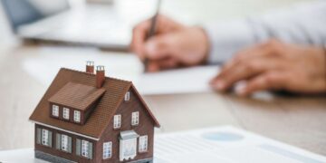 سباق المليارات بالبورصة.. العقارات تتصدر بـ5.3 مليار والبنوك تلاحق بـ4.7 مليار