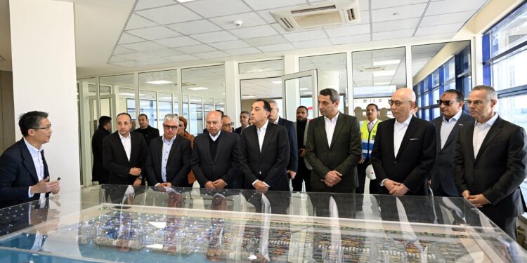 رئيس الوزراء يتفقد محطة البحر الأحمر لتداول الحاويات رقم 1 RSCT) ) بميناء السخنة