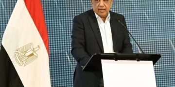 وزير الكهرباء يغادر إلى الصين لبحث الخطوات التنفيذية لإقامة مصنعي بطاريات تخزين الطاقة