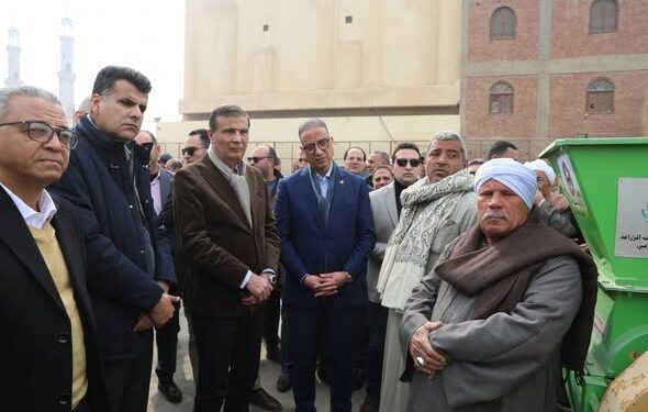 وزير الزراعة ومحافظ الفيوم يوزعان 15 “فراطة ذرة” على صغار المزارعين بالمحافظة
