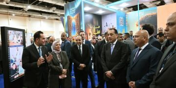 رئيس الوزراء يتفقد جناح مركز المعلومات ودعم اتخاذ القرار بمجلس الوزراء