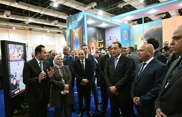 رئيس الوزراء يتفقد جناح مركز المعلومات ودعم اتخاذ القرار بمجلس الوزراء