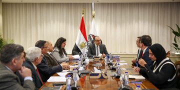 وزير قطاع الأعمال العام يبحث مع مستثمرين أتراك في صناعة الملابس فرص التعاون