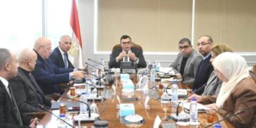 وزير الإسكان يعقد اجتماعًا مع مسئولي شركة السويدي لدفع العمل بالمشروعات