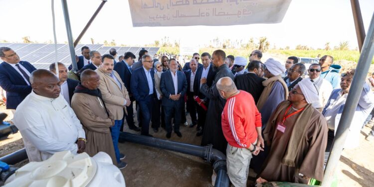 محافظ البنك المركزي ووزير الزراعة يتفقدان عدد من القرى المستفيدة من مشروع دعم صغار المزارعين بمحافظة أسوان
