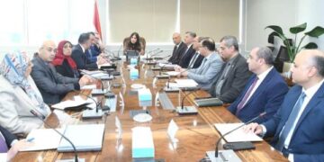 وزيرة الإسكان تبحث مع رئيس “التنمية الحضرية” آخر إجراءات تشغيل “حديقة تلال الفسطاط”
