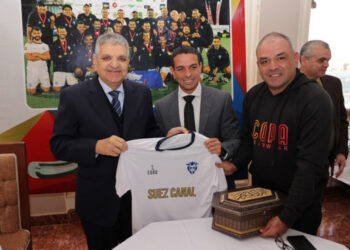 الفريق أسامة ربيع يكرم فريق الهوكي بنادي بورفؤاد الرياضي بعد تتويجه بطل إفريقيا للأندية