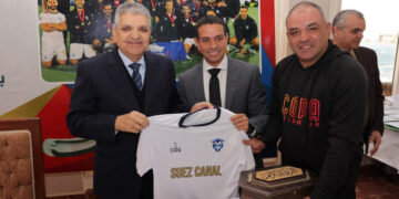 الفريق أسامة ربيع يكرم فريق الهوكي بنادي بورفؤاد الرياضي بعد تتويجه بطل إفريقيا للأندية