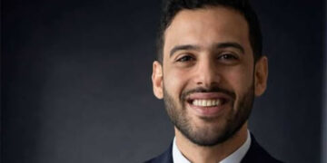 خبير اقتصادي: ضغوط الفائدة وقوة الدولار تدفع الذهب للتراجع مؤقتًا