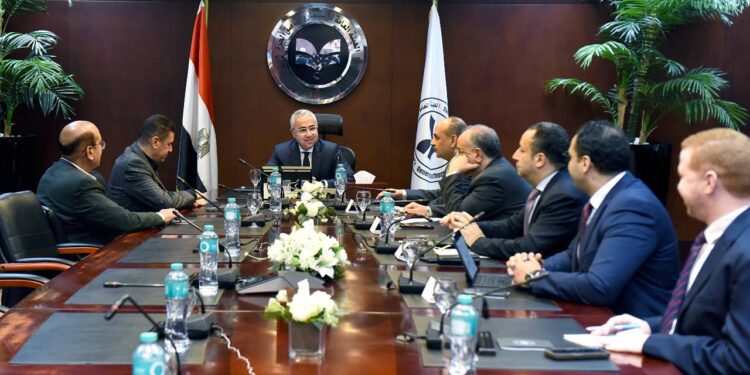 هيئة الاستثمار تتابع إجراءات تأسيس مشروع لإنتاج الفوسفات عالي التركيز باستثمارات 40 مليون دولار في المنطقة الحرة بقفط