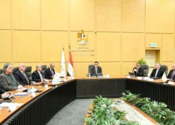 وزير الإسكان يترأس اجتماع لجنة السياسات للشركة القابضة لمياه الشرب والصرف الصحي