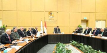 وزير الإسكان يترأس اجتماع لجنة السياسات للشركة القابضة لمياه الشرب والصرف الصحي