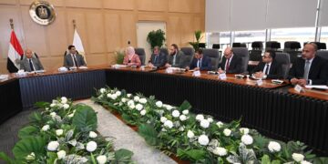 وزير الصناعة يبحث مع محافظ القاهرة ورئيس اتحاد الصناعات خطة تطوير شاملة لمنطقة شق الثعبان