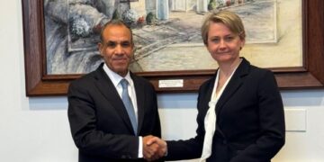 وزير الخارجية ونظيرته البريطانية يبحثان سبل دعم العلاقات الثنائية ومستجدات الوضع الاقليمى