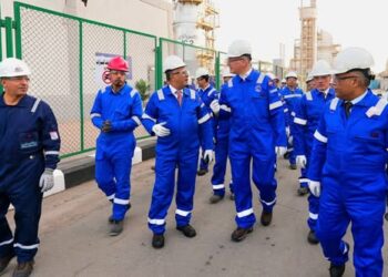 وزير البترول والثروة المعدنية يتفقد الوحدات الإنتاجية لشركة القاهرة لتكرير البترول ويجري حوارًا مع العاملين