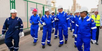 وزير البترول والثروة المعدنية يتفقد الوحدات الإنتاجية لشركة القاهرة لتكرير البترول ويجري حوارًا مع العاملين