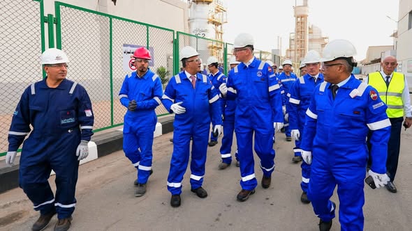 وزير البترول والثروة المعدنية يتفقد الوحدات الإنتاجية لشركة القاهرة لتكرير البترول ويجري حوارًا مع العاملين