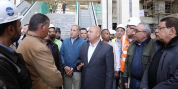 وزير النقل يتفقد مواقع العمل بالخط الأول من شبكة القطار الكهربائي في المسافة من العلمين حتى الإسكندرية