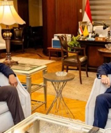 محافظ البنك المركزي المصري والسفير الهندي بالقاهرة يناقشان توسيع الشراكة في القطاعين المصرفي والمالي