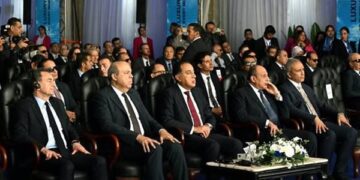 رئيس الوزراء يشهد فعاليات الاحتفال بانضمام أول طائرة من طراز Airbus A350-900 إلى أسطول الناقل الوطني