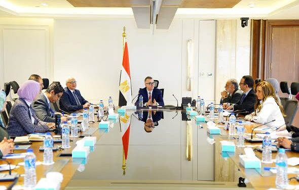 وزير التخطيط يُعقد اجتماعًا لمتابعة الخطة السنوية وخطة المدى المتوسط وفق قانون التخطيط الجديد