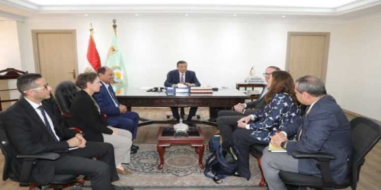 وزير الزراعة يبحث مع وفد دنماركي سبل التعاون وتعزيز الاستثمارات في الإنتاج الحيواني والطب البيطري