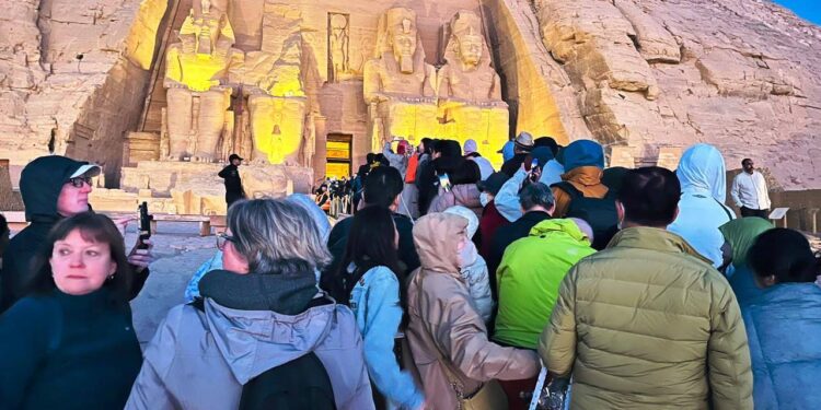 بحضور 2000 سائح ظاهرة تعامد الشمس على وجه الملك رمسيس الثاني حدث حضاري وسياحي عالمي