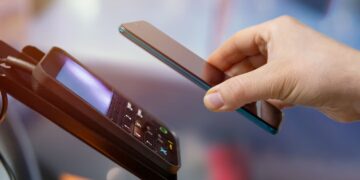 إطلاق خدمة قبول المدفوعات اللاتلامسية من خلال الأجهزة الذكية