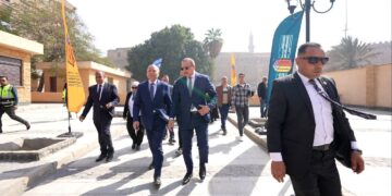 رئيس الوزراء يتابع إعادة تسليم وتسكين الأسر بعد ترميم عقارات “درب اللبانة” بالقاهرة التاريخية